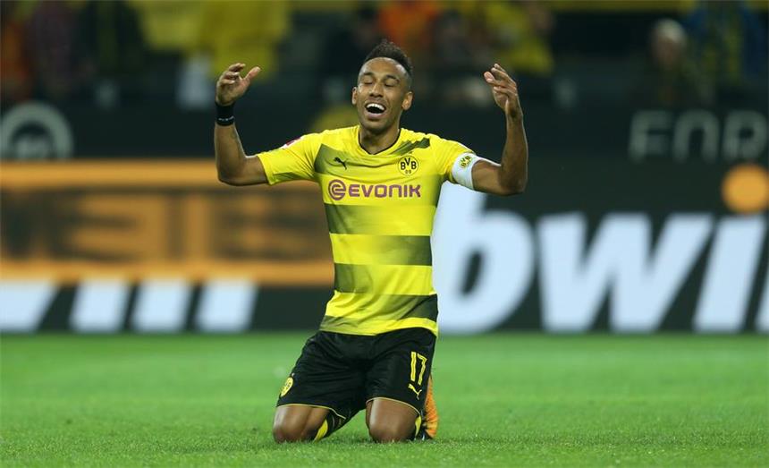 Zweimal getroffen, trotzdem nicht glücklich: Pierre-Emerick Aubameyang ärgert sich über das 2:3 gegen RB Leipzig.