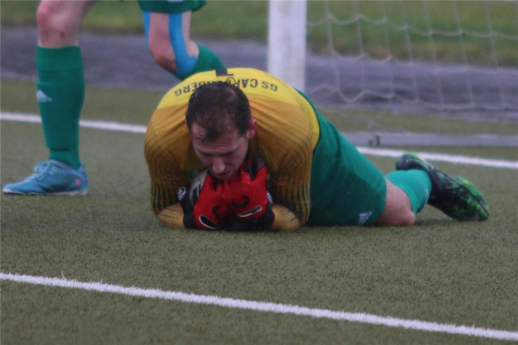 Nils Bußkamp hütet plötzlich Tor bei GS Cappenberg Nils Bußkamp begräbt den Ball unter sich.