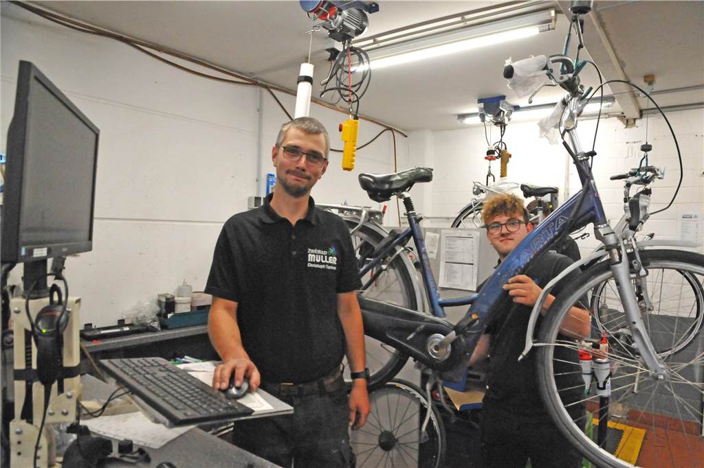 Gebrauchtes Pedelec aus dem Fundbüro: Eine Wundertüte auf zwei Rädern Zweiradmechatroniker Christoph Tepferd und Azubi Hendrik Resing (v.l.) lesen die Elektronik des Pedelecs am Computer aus und erstellen ein Diagnoseformular.