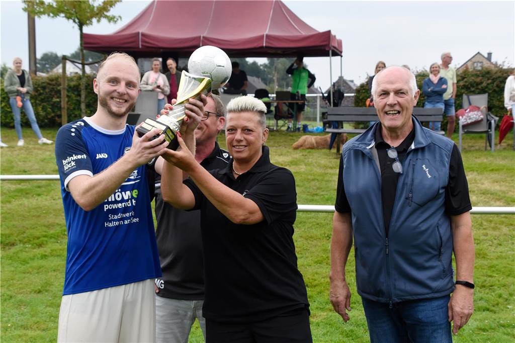 Zweiter Titel als Kapitän: Jonah Sandkühler nahm bei der Stadtmeisterschaft erneut den Pokal entgegen. Auch danach trägt er die Kapitänsbinde weiter.