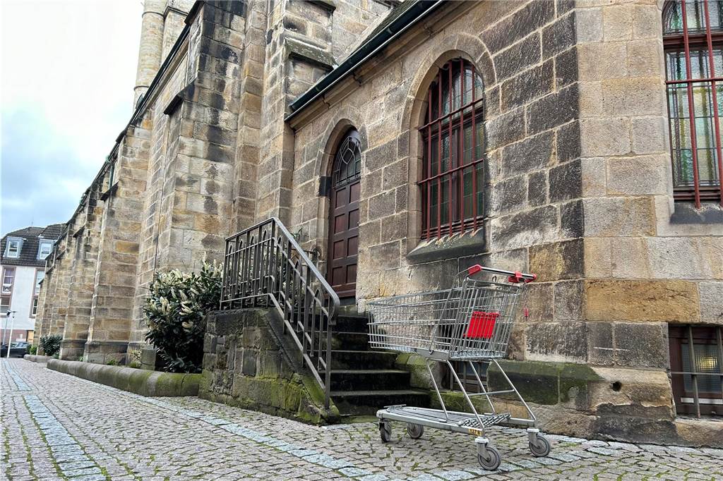 Herrenlose Einkaufswagen in der Altstadt: Teures Spiel für Supermärkte Ein Einkaufswagen steht neben dem Seiteneingang zur Lambertuskirche.