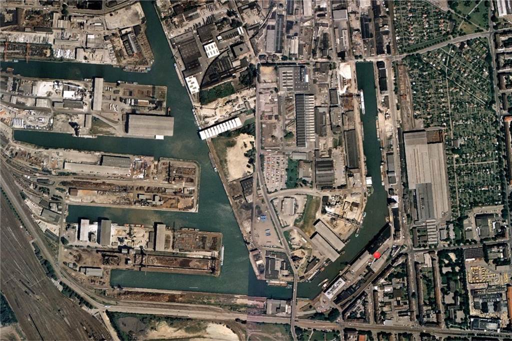 Zwischen 1983 und 1990 ist dieses Luftbild, das erste in Farbe,  entstanden: vom kalten Krieg bis zur Wendezeit. Sie brachte auch für den Hafen in Dortmund eine Wende zur leistungsfähigen Logistikdrehscheibe. Am  16. Mai 1989 wurde der Container Terminal Dortmund GmbH (CTD) am Dortmunder Kanalhafen eröffnet. Die CTD besteht aus einer leistungsfähigen Container-Verladebrücke zum schnellen Be- und Entladen von Schiffen, Bahnwaggons und Lkw. 
