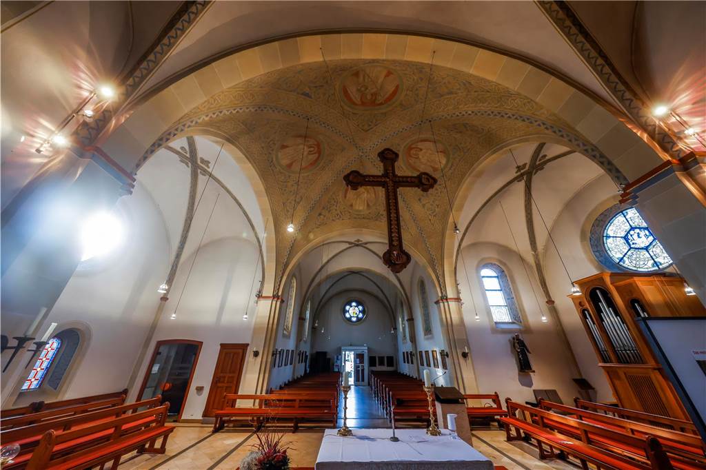 Neue Zensus-Zahlen geben Aufschluss über Kirchen-Austritte In der St.-Lambertus-Kirche hängt ein großes Kreuz über dem Altar.