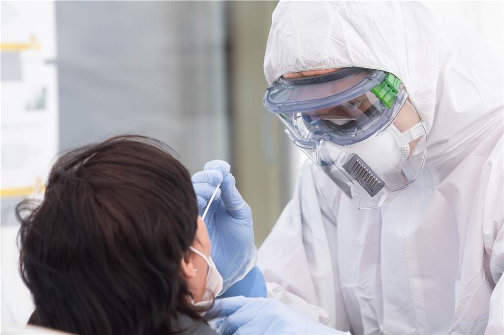 Ein Jahr Coronavirus: Grafiken zeigen Verlauf und Intensität der Pandemie Zwischen 60.000 und 70.000 Corona-Abstriche hat das DRK im Kreis Borken gemacht.