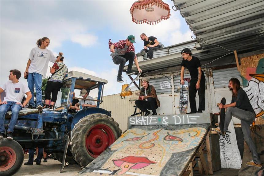 Ein Festival, das "Mad Max" gefallen hätte Zwischen Autowracks, Schrottcontainern und Skate-Rampen spielten mehrere Bands.