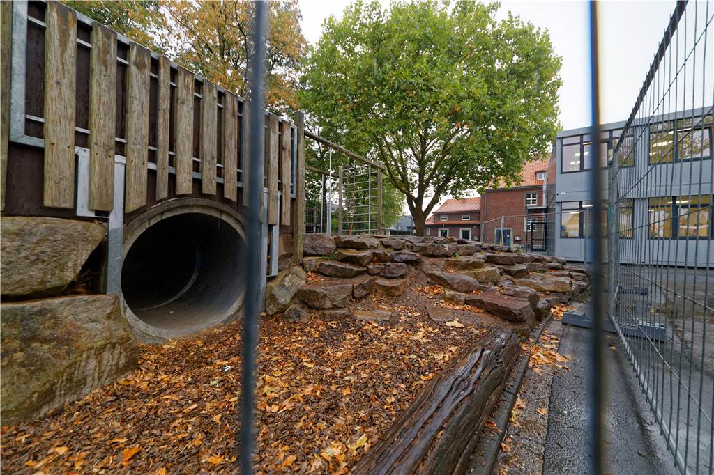 Unfallgefahr: Prüfer sperrt Spielgeräte auf dem Spielplatz der Vitus-Schule Zwischen Bauzaun und Containerklassen wird es auf dem Schulhof der St.-Vitus-Grundschule jetzt noch enger. Dennoch: Die Sicherheit geht vor, Schüler und Lehrer werden sich mit der neuen Situation arrangieren müssen.