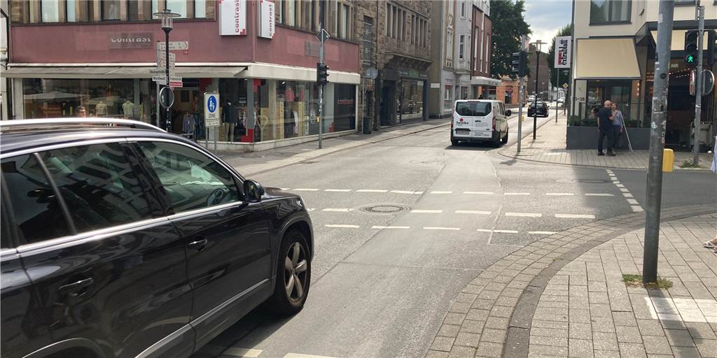 Tempo 20 in der Schwerter Innenstadt wahrscheinlich – Straßensperrung eher nicht Zwischen C&A und dem Café Extrablatt in Schwerte sollen während des Verkehrsversuchs keine Autos fahren dürfen.