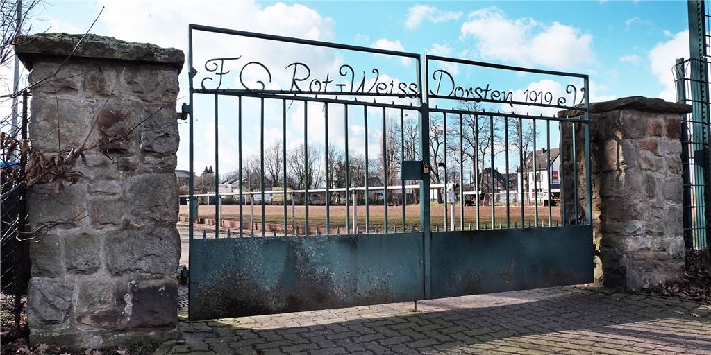 Knatsch beim FC RW Dorsten - das sagen die Spieler Eingangstor zum Sportplatz des FC Rot-Weiss Dorsten