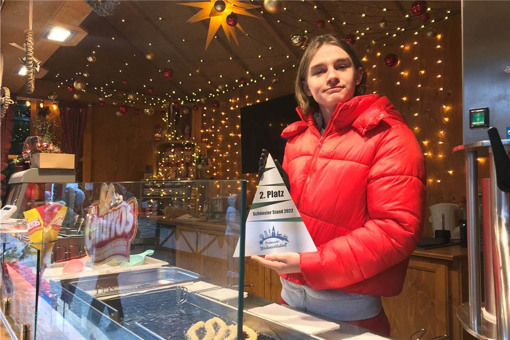 Schönster Weihnachtsmarkt-Stand ausgezeichnet – „Zum ersten Mal hier“ Zwischen dem großen Weihnachtsbaum und Karstadt brutzeln Churros im heißen Fett.