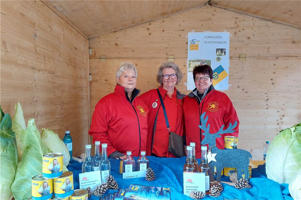 Drei Frauen stehen hinter der Verkaufstheke eines Standes auf dem Raesfelder Kappesmarkt.
