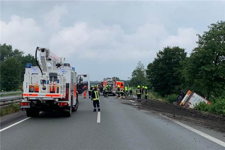 A31 Richtung Emden bis 21 Uhr voll gesperrt: Lkw kommt von Fahrbahn ab Zwischen den Anschlussstellen Gescher-Coesfeld und Ahaus-Legden ist ein Lkw im Grünstreifen gelandet. Zur Bergung wurde die A31 in Richtung Emden voll gesperrt, der Verkehr wird in Gescher-Coesfeld abgeleitet.