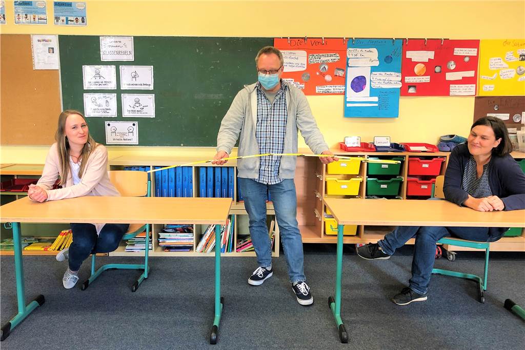 Die Viertklässler kommen: Corona-Countdown an Dortmunder Grundschule Zwischen den Plätzen der Schüler müssen 1,50 Meter Abstand sein. Rektor Jens Emanuelsson, hier mit seinen Kolleginnen Britta Hördemann (r.) und Carolin Volkert, misst nur fürs Foto nach. Auch die Maske trägt er nicht dauerhaft, sondern nur, wenn der vorgeschriebene Abstand nicht einzuhalten ist.