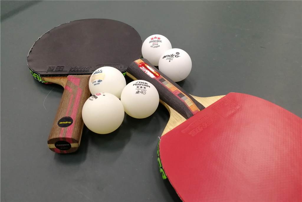 Viel lokale Kritik an den neuen Plastikbällen Zwischen den Plastikball-Herstellern gibt es große Unterschiede.