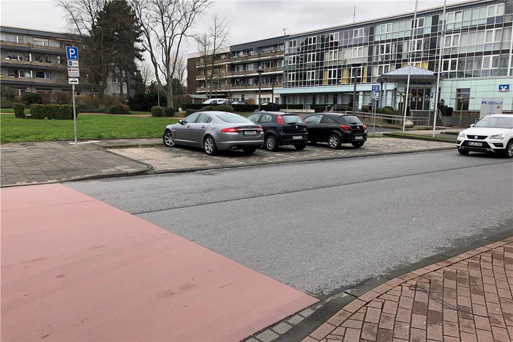 Kaputte Straßen und tiefe Löcher: CDU schlägt Alarm Zwischen der Apotheke in der Neuen Mitte und der Volksbank hätte die CDU Henrichenburg gerne einen Zebrasteifen.