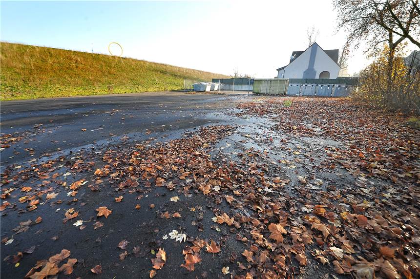 Ein Besuch lohnt: Moschee-Neubau und Parkplatz-Not auf Schwerin Thema im Bürgerausschuss Zwischen Edeka und Containerstandort an der Dortmunder Straße soll es bald einen öffentlichen Parkplatz geben.