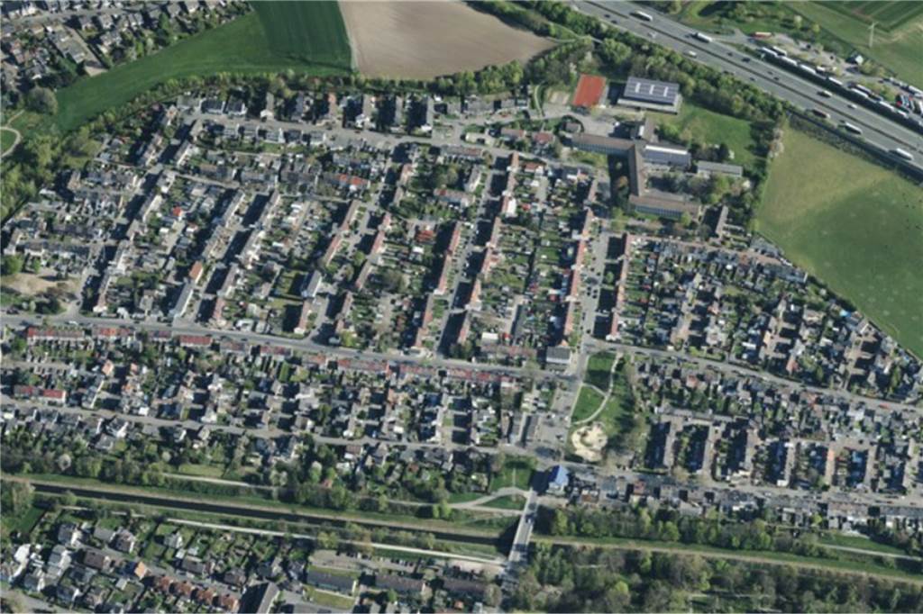 Zwischen Emscher und Autobahn A2 wurde Anfang/Mitte der 50er-Jahre die Aapwiesen-Siedlung in Ickern gebaut. Hier entstand Wohnraum für fast 4000 Menschen. Bekannt sind der große Spielplatz und die Gesamtschule mit Sporthalle ganz im Norden der Siedlung.