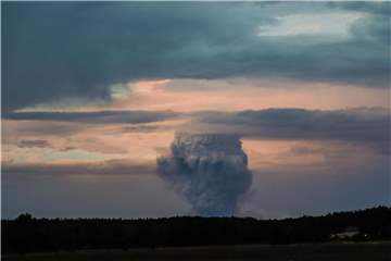 Zwischen Frohnsdorf und Klausdorf in Brandenburg steigen Rauchwolken auf. Foto: Sascha Graf