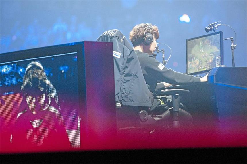 Zwischen Fußballplatz und Spielkonsole: Auch Bundesliga-Klubs wie der FC Schalle 04 setzen zunehmend auf den eSport und gründen für viel Geld eigene Sparten. BVB-Marketing-Chef Carsten Cramer sagt dagegen: Computer-Spiele wie „League of Legends“ passen nicht zur Marke Borussia Dortmund.