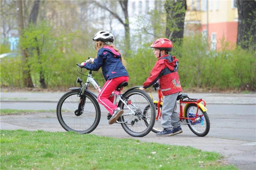 Zwischen Geschwistern kommt es immer Mal zu Streitereien. Eltern sollten sie dann ermuntern, selbst Ideen zu entwickeln, wie sich der Streit beilegen lässt. Foto: Jens Kalaene