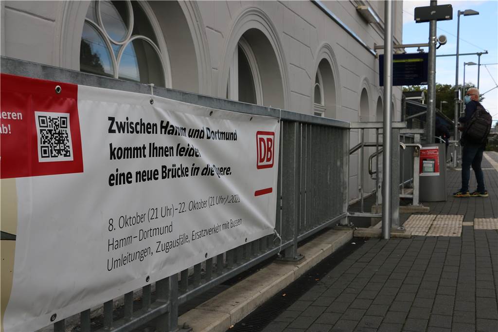 Bahnstrecke ab Freitag gesperrt: Diese Züge fallen zwei Wochen lang aus „Zwischen Hamm und Dortmund kommt ihnen leider eine neue Brücke in der Quere.“ Mit großen Bannern weist die Bahn auf die Streckensperrung ab Freitag hin.