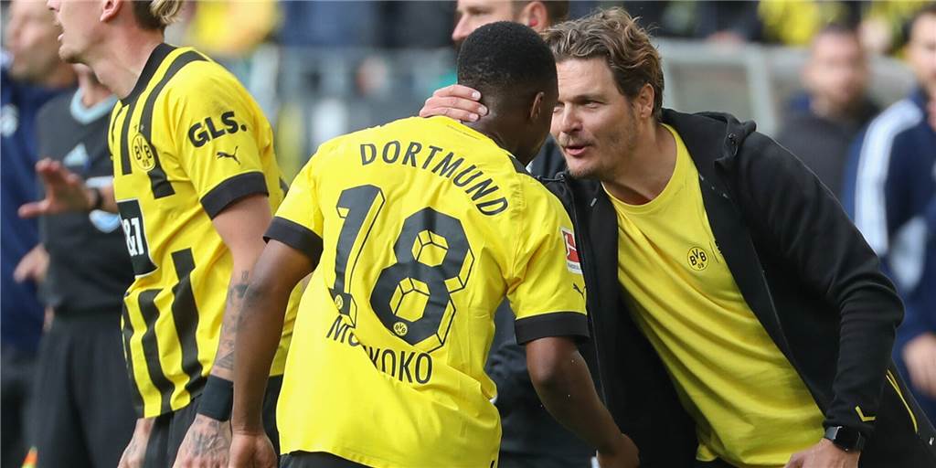 BVB-Vertragsverhandlungen mit Moukoko: Terzic-Aussage sorgt für Aufsehen Youssoufa Moukoko und Edin Terzic jubeln nach dem Siegtor im Derby.
