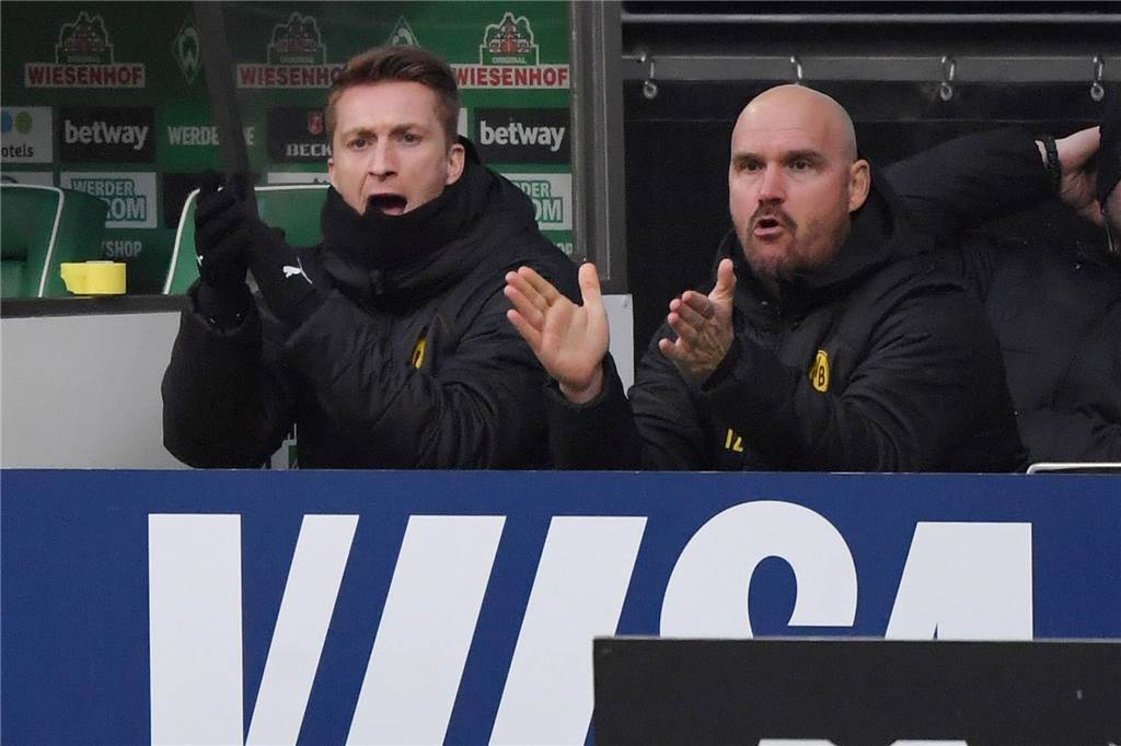 Enorme BVB-Verletzungsanfälligkeit : Ex-Physio Thomas Zetzmann hat Erklärungsansatz Marco Reus und Thomas Zetzmann klatschen in die Hände.