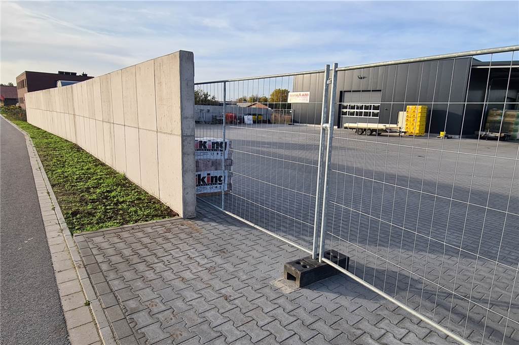 Betonmauer sorgt für Verärgerung: „Formell illegal errichtet“ Zwischen Mauer und Straße ist genug Fläche vorhanden, um die Weißdornhecke pflanzen zu können. Das soll noch im November geschehen.