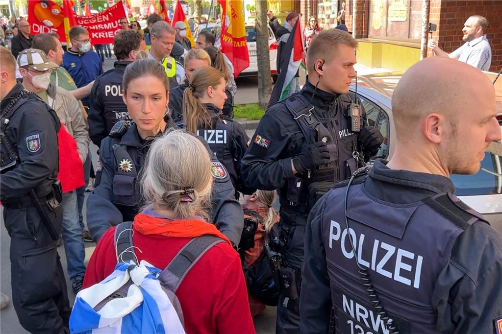 Zwischen Organisatoren des Ostermarsches und Mitgliedern der MLPD kam es zum Start der Demo zu einem Handgemenge.