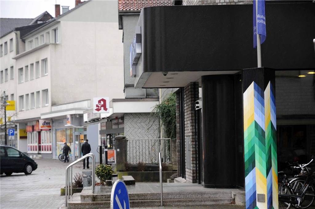 Zwischen Volksbank und dm stand bis 2015 die Löwenapotheke. 