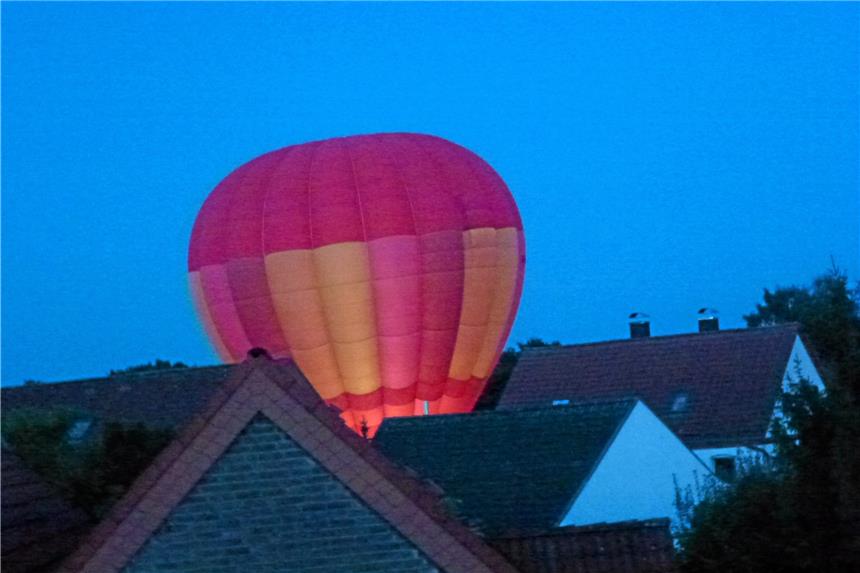 Zwischen Zuggleisen und Wohnhäusern landete der Heißluftballon direkt vor dem Westuferpark. Foto: Rita Rieger