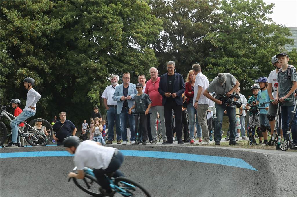 Deutschlands größter Skatepark steht jetzt in Hombruch – Lob vom BMX-Weltrekordler Zwischendurch kam der Regen, doch das trübte am Freitag nicht die Stimmung bei der Eröffnung des neuen Skateparks in Hombruch.