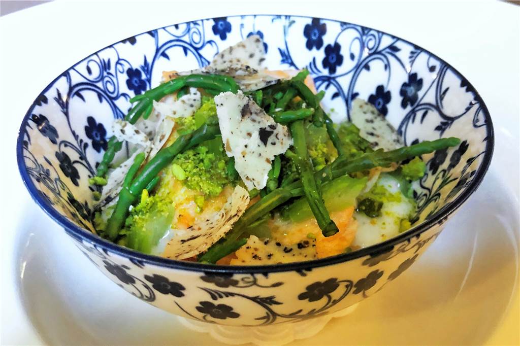 Blind Date mit der Spitzenküche im Clemens in Ammeloe Zwischengang: Lachs mit Trüffelkäse auf einem Spargelragout, oben drauf Salicorn