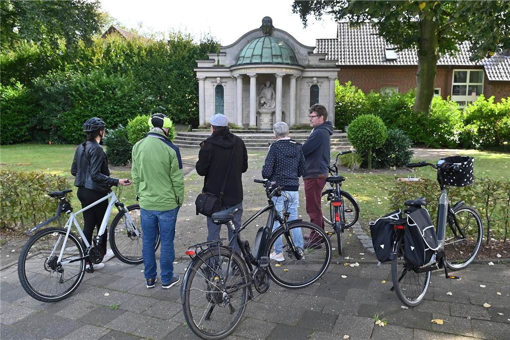 Radtour mit Christian Gruber führte zu zehn Denkmälern in Dorsten Zwischenstopp am Wulfener Ehrenmal