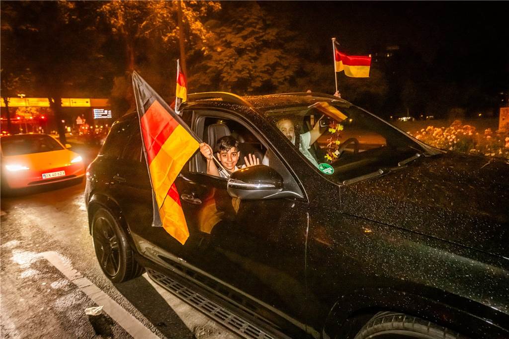 Erst Mega-Party - dann plötzlicher Public-Viewing-Abbruch Zwischenzeitlich formierte sich ein kleiner Autokorso auf dem Wall.