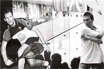 Zwölf Jahre lang war der 1. CSC Forum die einzige Konstante in der 2. Bundesliga der Squash-Spieler und schlugen zumeist im Glascourt im Sportforum an der Bahnhofstraße auf. Für den Erhalt setzten sich die Spieler Stephan Manns (l) und Marcus Cyrynski auch außerhalb des Courts nach Kräften ein – unter anderem durch die Suche nach Sponsoren.