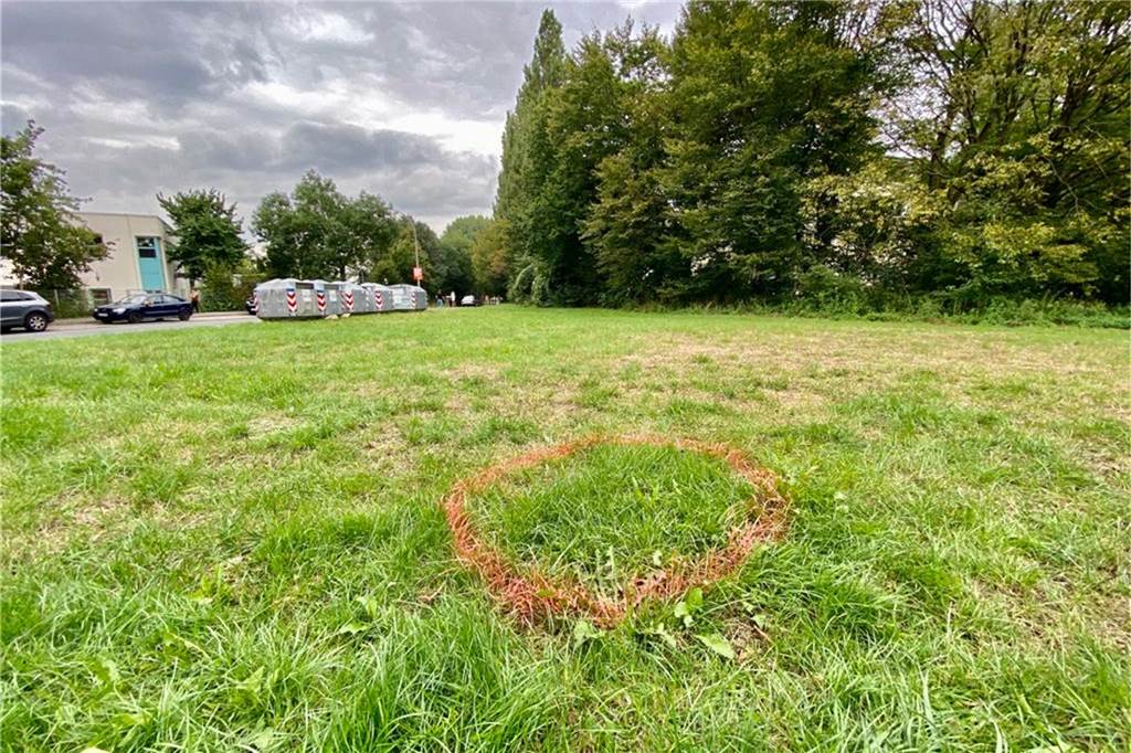 Dortmunder (37) stirbt nach brutalem Überfall auf offener Straße Zwölf Stunden nach der Tat zeugt nur eine Markierung auf einer Wiese von dem nächtlichen Polizei-Einsatz.