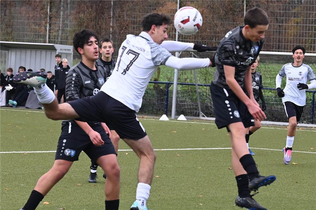 SW Röllinghausen holt Kreispokal bei den C-Junioren: TuS Haltern hat beim 0:6 keine Chance Zyad Alhalabi Sakka (weißes Trikot) stellte die Halterner Abwehr immer wieder vor Probleme.